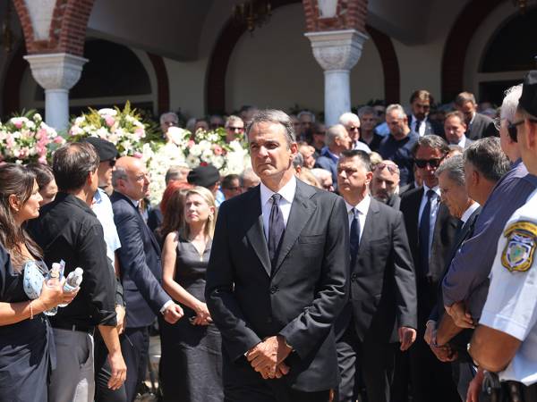 Μητσοτάκης στην κηδεία του Απ. Βεσυρόπουλου: «Έφυγε το καλύτερο παιδί»