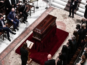 Πλήθος κόσμου αποχαιρέτισε τον Μίκη Θεοδωράκη έξω από τη Μητρόπολη Αθηνών