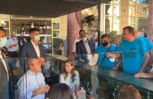 Απολυμένοι εργαζόμενοι τα «έψαλαν» στον Κ. Χατζηδάκη ενώ έπινε καφέ στη Θεσσαλονίκη