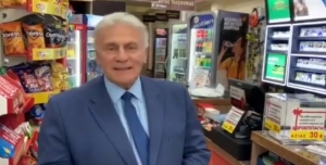O Παναγιώτης Ψωμιάδης άνοιξε ψιλικατζίδικο (video)