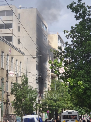 Φωτιά τώρα σε κτήριο στο κέντρο της Αθήνας