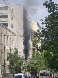 Φωτιά τώρα σε κτήριο στο κέντρο της Αθήνας