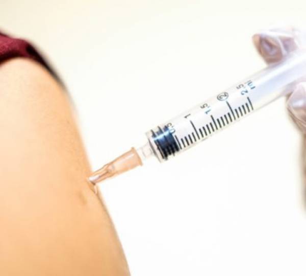 Οι αναμνηστικές δόσεις των εμβολίων παρέχουν προστασία κατά 70-75% έναντι της μετάλλαξης Όμικρον