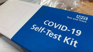 Ξεκινά η δωρεάν διάθεση self test για μαθητές και εκπαιδευτικούς από τα φαρμακεία