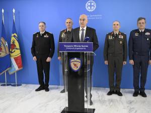 Δένδιας: Σε τρεις φάσεις οι αυξήσεις στους ένστολους