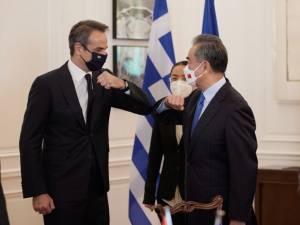 Η περαιτέρω ανάπτυξη των οικονομικών σχέσεων Ελλάδας-Κίνας στο επίκεντρο της συζήτησης του πρωθυπουργού με τον ΥΠΕΞ Κίνας