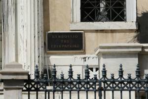 Υγειονομικοί διεκδικούν 8,8 εκατ. ευρώ από δικαστές του ΣτΕ για τον υποχρεωτικό εμβολιασμό τους