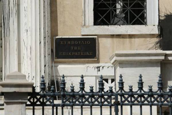 Υγειονομικοί διεκδικούν 8,8 εκατ. ευρώ από δικαστές του ΣτΕ για τον υποχρεωτικό εμβολιασμό τους
