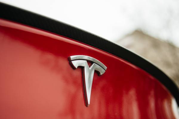 Tesla: Πρώτη ετήσια μείωση πωλήσεων στη δεκαετία
