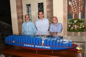 ΟΛΠ Α.Ε.: Προσφορά συμβολικού δώρου από την COSCO SHIPPING στο Ναυτικό Μουσείου Χίου