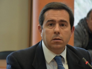 Μηταράκης: Καθιερώνονται εβδομαδιαία δρομολόγια για την επιστροφή μεταναστών
