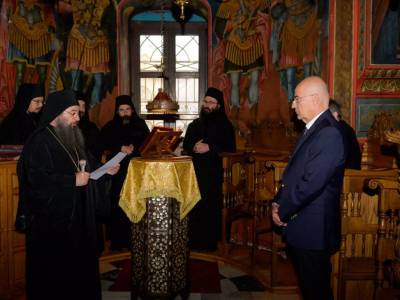 Νίκος Δένδιας: Είμαι απολύτως καλά με δύο αμυχές από την πτώση