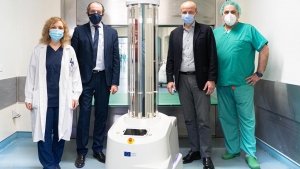 Στο «Παπαγεωργίου» το ρομπότ Τάλως που «εξολοθρεύει» τον κορωνοϊό
