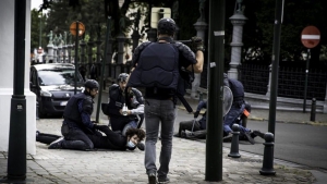 Βέλγιο: Αστυνομικοί κρατούν έφηβο στο έδαφος πατώντας τον με τα γόνατα