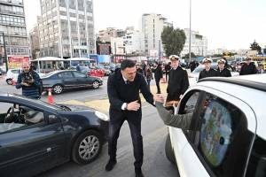 Β. Κικίλιας από λιμάνι Πειραιά: «Πάνω απ' όλα η ασφάλεια» - Έκκληση για προσοχή στην πασχαλινή έξοδο