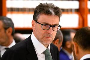 Ιταλός ΥΠΟΙΚ: Θυσιάζει ασφαλιστικές και τράπεζες με έκτακτη εισφορά 3,5 δισ. ευρώ για να μην αυξηθούν οι φόροι