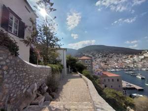 Την Παρασκευή (24/06) βγαίνει «στο σφυρί» η βίλα Κοντομηνά στην Ύδρα