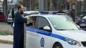 Θεσσαλονίκη: Ιερέας ραντίζει με αγιασμό τα περιπολικά της ΕΛ.ΑΣ. (VID)