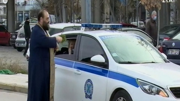 Θεσσαλονίκη: Ιερέας ραντίζει με αγιασμό τα περιπολικά της ΕΛ.ΑΣ. (VID)