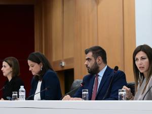 Επιδόματα: Αυξήσεις, αλλά και με περιουσιακά κριτήρια από το 2027