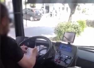 Κηφισιά: Σε διαθεσιμότητα ο οδηγός λεωφορείου που έλυνε σταυρόλεξα ενώ οδηγούσε