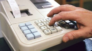ΑΑΔΕ: Έως 31 Δεκεμβρίου η απόσυρση των ταμειακών μηχανών