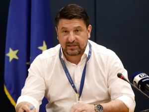 Έκτακτα μέτρα: Υποχρεωτική η χρήση μάσκας σε τράπεζες, κομμωτήρια, φούρνους