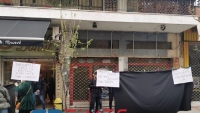 Οργισμένοι οι καταστηματάρχες στη Θεσσαλονίκη - Άνοιξαν τα μαγαζιά και κρέμασαν μαύρα πανιά