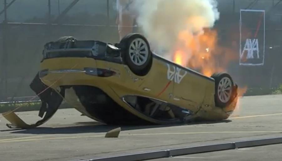 AXA Insurance: Σάλος από το σκηνοθετημένο crash test με όχημα Tesla