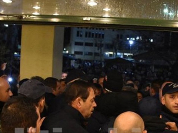 Χίος: Προπηλάκισαν τον Νότη Μηταράκη κατά την προσέλευσή του στο Δημαρχείο (vid)