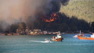 Τουρκία: Απομακρύνθηκαν τουρίστες και κάτοικοι για να γλιτώσουν από τις πυρκαγιές