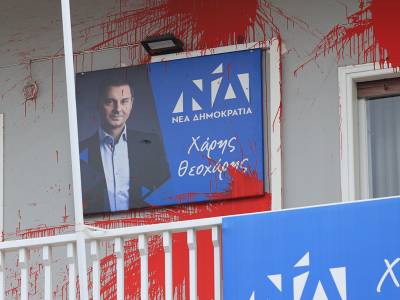 Επίθεση στο γραφείο του βουλευτή Χάρη Θεοχάρη
