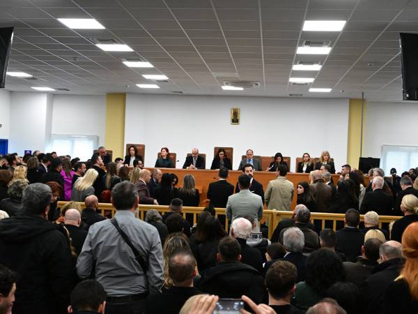 Δίκη για Τέμπη: Διακοπή για την 1η Απριλίου ζήτησε η πρόεδρος - Οργισμένοι οι συγγενείς των θυμάτων