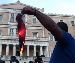 Υπουργείο Εξωτερικών: Καταδικάζουμε κάθε ενέργεια προσβολής εθνικού συμβόλου