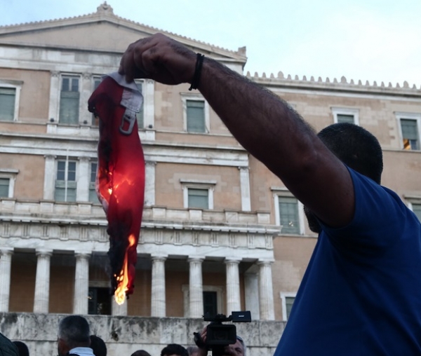 Υπουργείο Εξωτερικών: Καταδικάζουμε κάθε ενέργεια προσβολής εθνικού συμβόλου