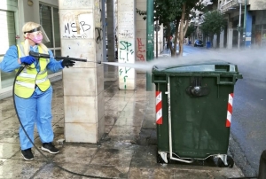 Απολύμανση και πλύσιμο με καυτό νερό σε όλη την περιοχή της Ομόνοιας