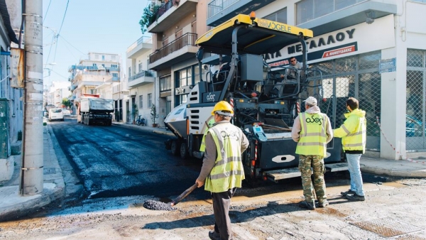 Δήμος Αθηναίων: Ασφαλτοστρώθηκαν οι πρώτοι 78 δρόμοι στις γειτονιές της Αθήνας