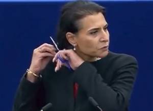 Ευρωβουλευτής έκοψε τα μαλλιά της την ώρα που μιλούσε για τις γυναίκες του Ιράν