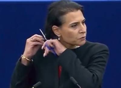 Ευρωβουλευτής έκοψε τα μαλλιά της την ώρα που μιλούσε για τις γυναίκες του Ιράν