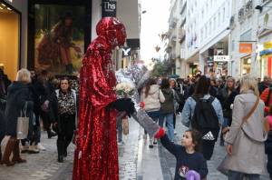 Ξεκινάει το εορταστικό ωράριο στις 12 Δεκεμβρίου - Ανοιχτά τα καταστήματα τις Κυριακές 17, 24 και 31/12