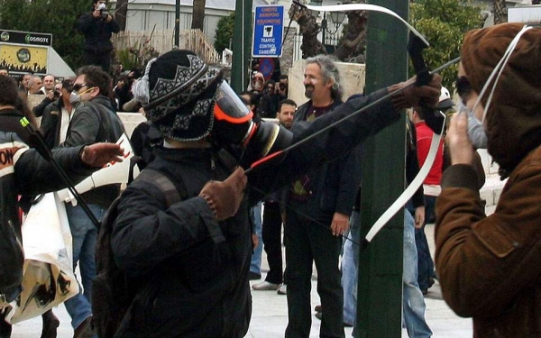 Συνελήφθη ο «τοξοβόλος του Συντάγματος» σε μεγάλη επιχείρηση τα ξημερώματα