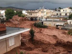 Αθώα η Ρένα Δούρου για τις πλημμύρες στη Μάνδρα, ένοχη η τότε δήμαρχος κι άλλοι επτά κατηγορούμενοι