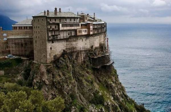 Mytilineos: Υπέγραψε σύμβαση για την ενεργειακή εξοικονόμηση των Μονών του Αγίου Όρους