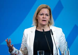 Γερμανίδα υπ. Εσωτερικών: Είναι σίγουρα λογικό να έχουμε προμήθειες έκτακτης ανάγκης στο σπίτι