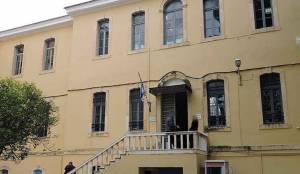 Χανιά: Κουκουλοφόρος μαχαίρωσε στο λαιμό δικηγόρο έξω από τα δικαστήρια