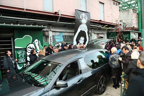 Συγκίνηση στην τελευταία στάση του «Στρατηγού» Μίμη Δομάζου στη Λεωφόρο