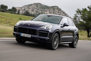 Porsche: Σχεδιάζει και νέο εργοστάσιο στη Σλοβακία