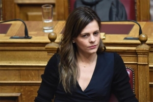Αχτσιόγλου: Στην ευχέρεια του εργοδότη η 10ωρη εργασία - Καμία προστασία από τις απολύσεις