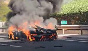 Ένα supercar Koenigsegg Jesko, αξίας 3,6 εκατ. δολαρίων, πήρε φωτιά στην Αττική Οδό