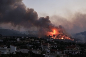 Σκληρή μάχη για τον έλεγχο της πυρκαγιάς στις Κεχριές Κορινθίας